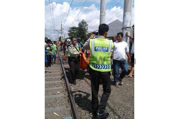 Hendak Menyeberang Rel,...