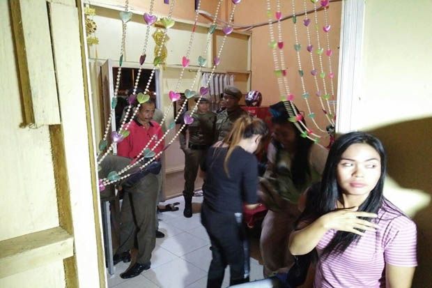 Belasan Wanita dan Pria...