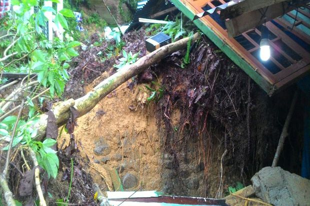 Banjir dan Longsor di...