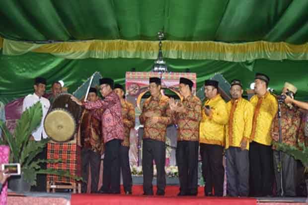 Dibuka Bupati, MTQ VII...