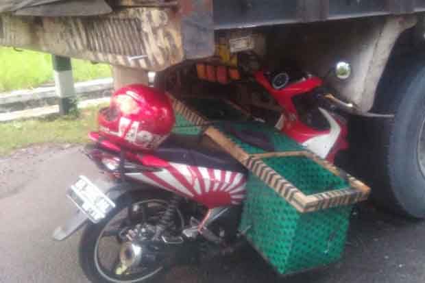 Tabrak Truk yang Sedang...