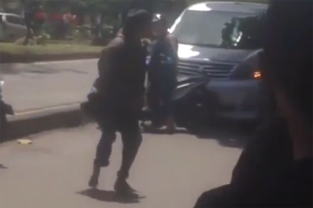 Orang Gila Bersenjata...