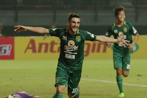 Laga Persebaya vs Persela...