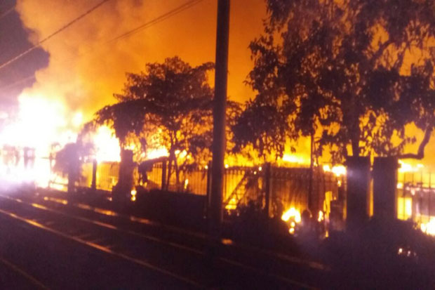 Api Mulai Padam, KRL...