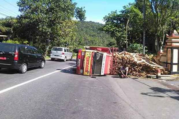 Kelebihan Muatan, Truk...