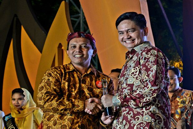 Sabet 8 Penghargaan,...