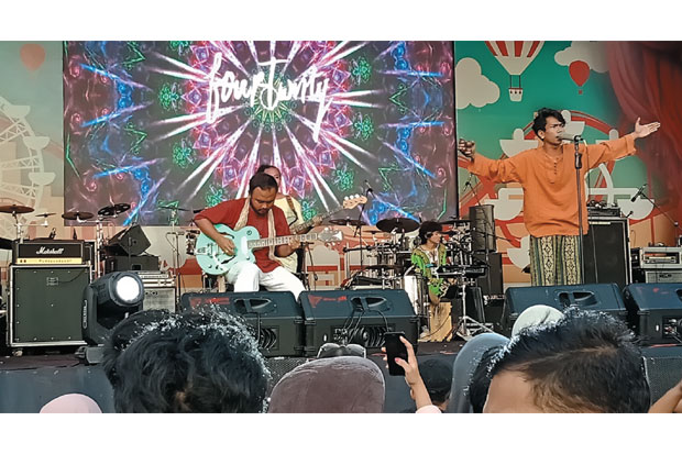 Band Papan Atas Meriahkan...