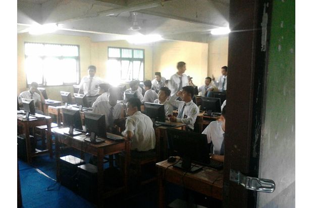 UNBK di Tangerang Semrawut,...