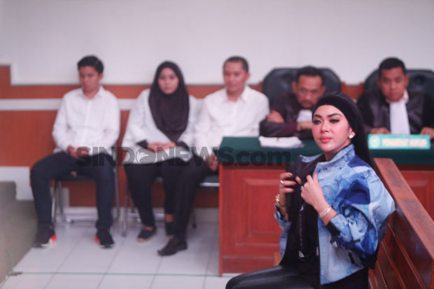 Syahrini Buka Jaket...