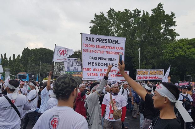 Geruduk Kemenkominfo,...