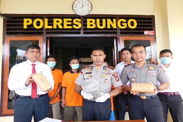 Jual Ganja, Petani di...