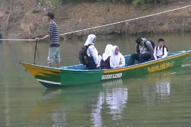 Jembatan Putus, Siswa...
