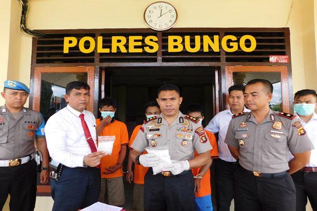 Asyik Tunggu Paket Sabu,...
