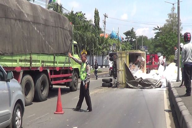 Kelebihan Muatan, Truk...