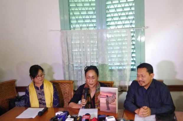 Sambil Terisak, Sukmawati...