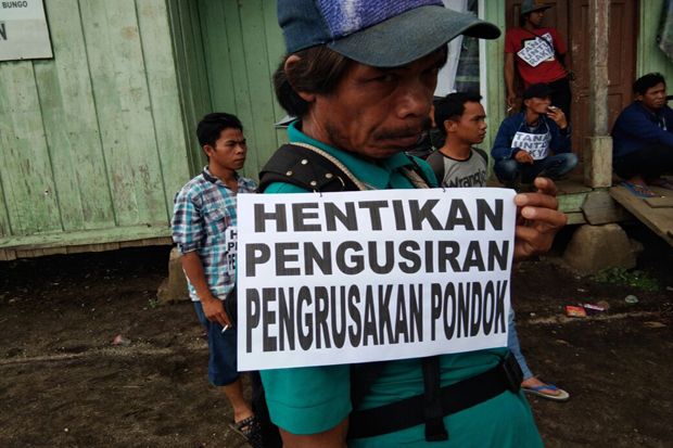 Warga Tuntut Petani...