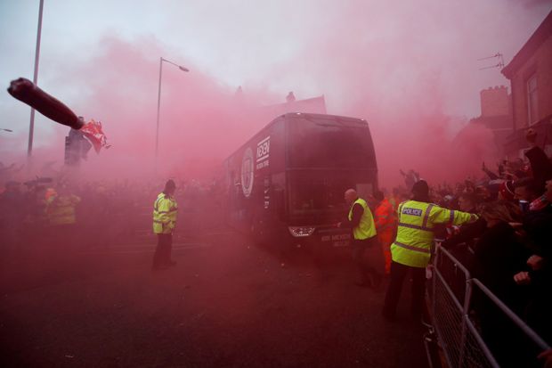 Fans Serang Bus Man...