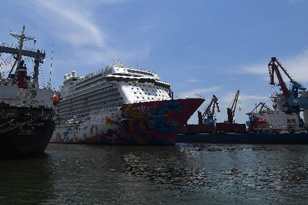 Kapal Pesiar Supermewah...