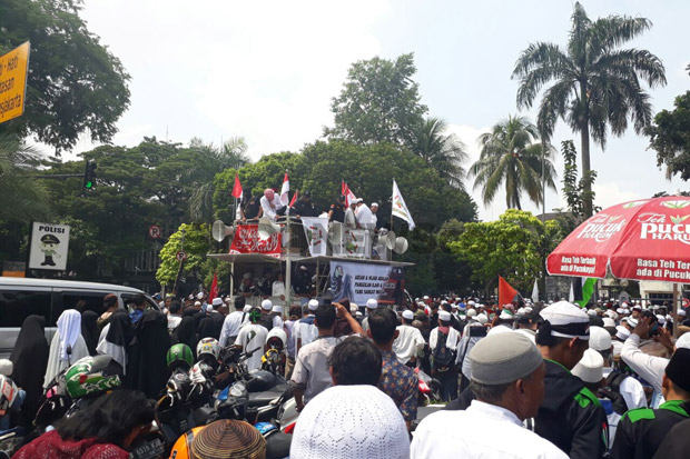 Usai Azan dan Baca Alquran,...