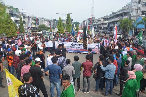 Demo Sukmawati, Ribuan...