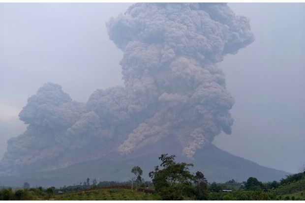 Gunung Sinabung Keluarkan...