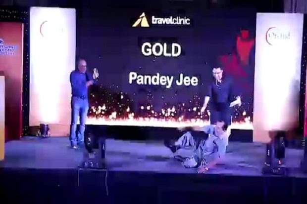 Raih Award, Pria Ini...