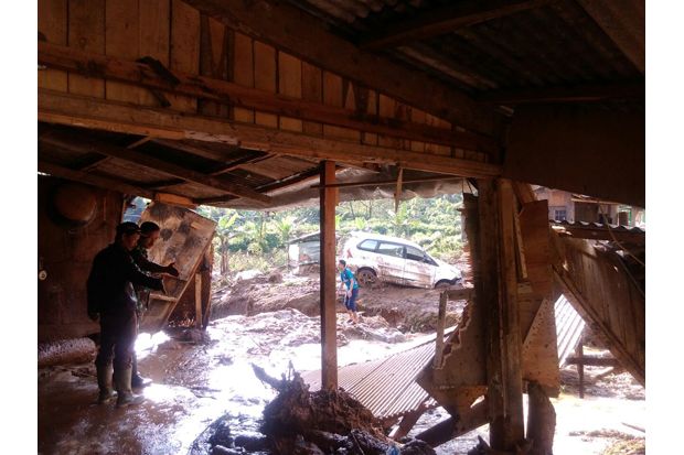 Banjir Bandang Hantam...