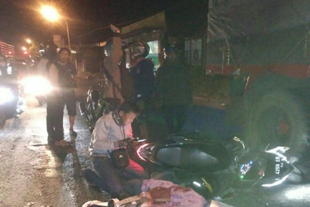 Pemotor Senggol Truk,...