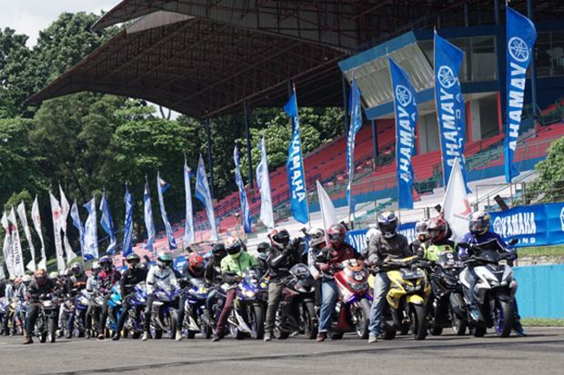 Ribuan Komunitas Motor...