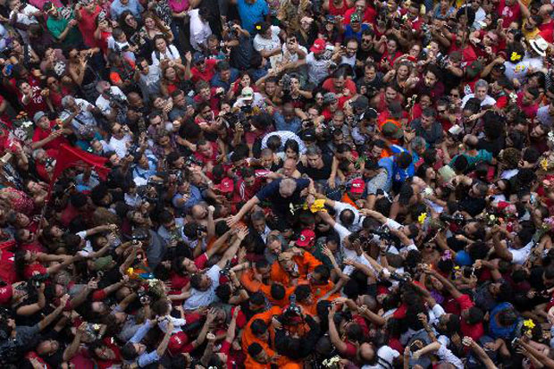 Lula Serahkan Diri ke...