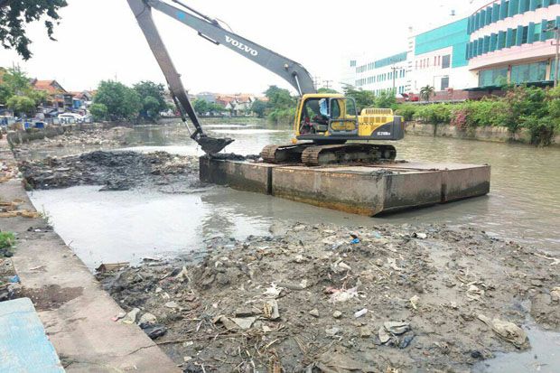 Hobi Keruk Sungai, Risma...