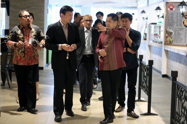 Menteri Komunikasi,...