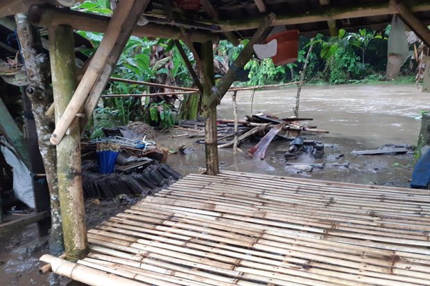 Sungai Ijo Gading Meluap,...