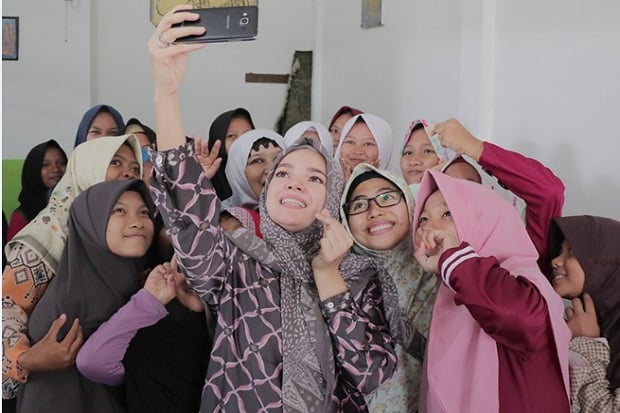 Dewi Sandra Sibuk Urus...