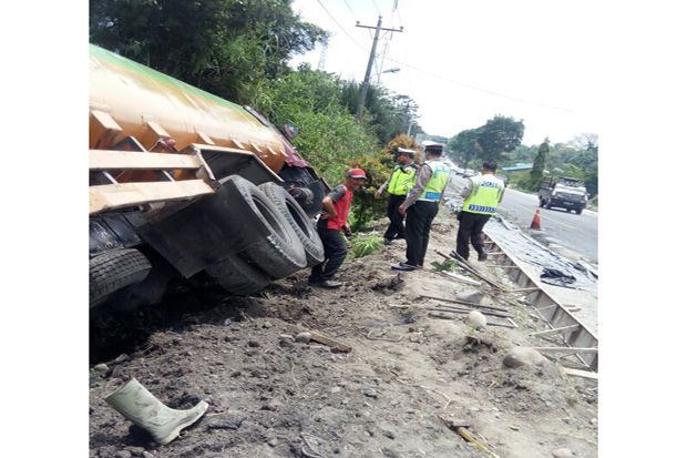 Truk CPO Tabrak 3 Pekerja...