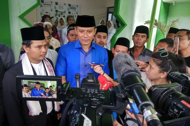 Kunjungi Pesantren,...