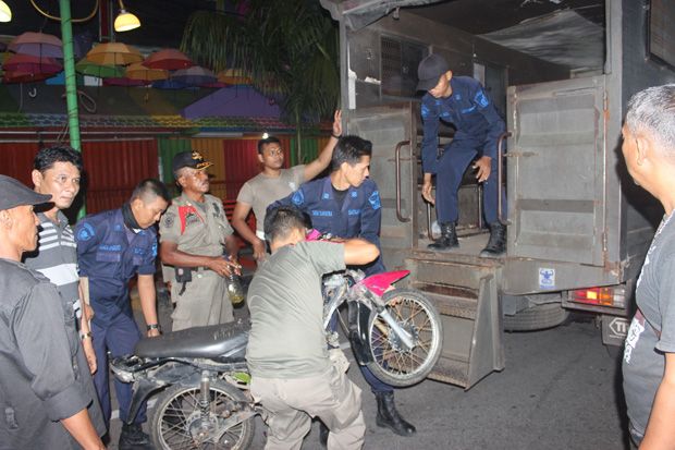 Tawuran di Padang Kian...