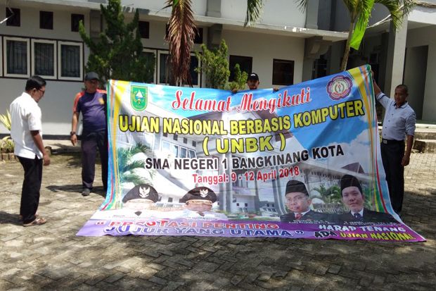 Panwas Turunkan Baliho...