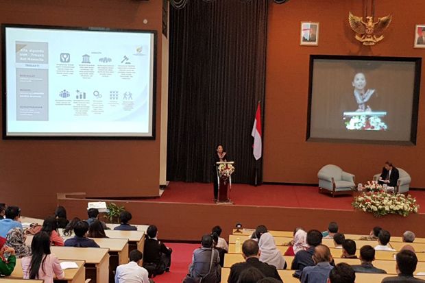 Menteri Rini Paparkan...