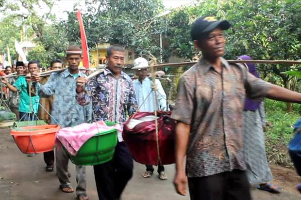 Panen Melimpah, Warga...