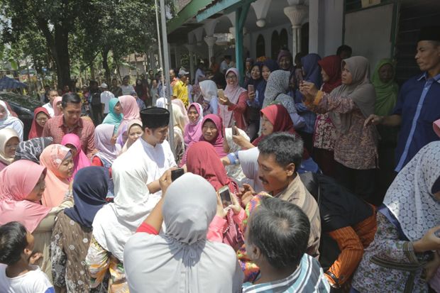 Ratusan Warga Antar...