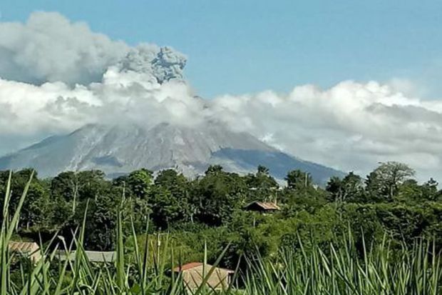 Gunung Sinabung Tunjukkan...