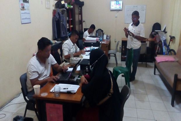 Puluhan Warga Menjadi...
