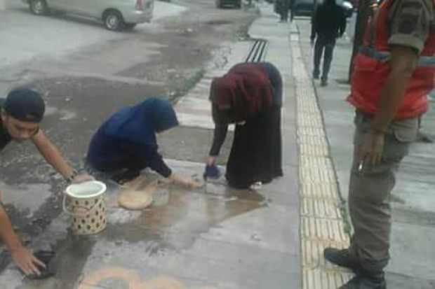 Lafaz Allah di Trotoar...