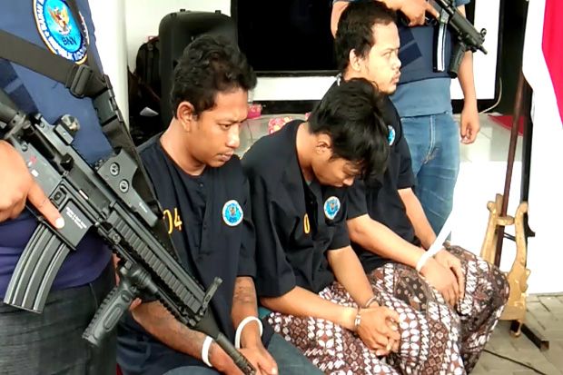 Naik KA Eksekutif, Pria...