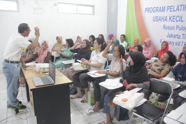 Puluhan Ibu Rumah Tangga...