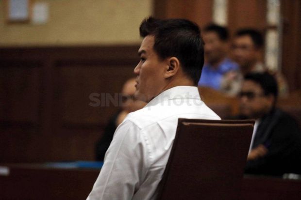 KPK Pertimbangkan Ajukan...