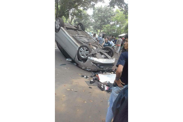 Mobil Tabrak Pedagang...
