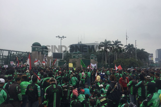 Ribuan Driver Ojek Online...