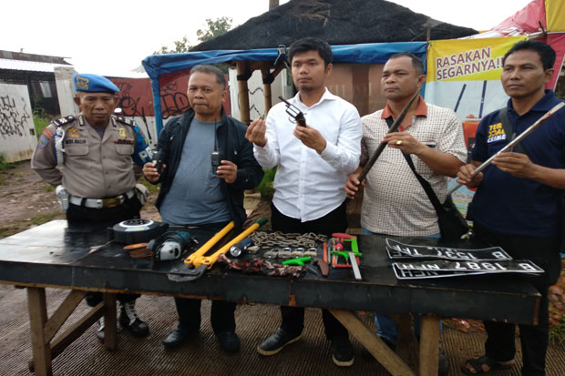 Baku Tembak dengan Polisi,...